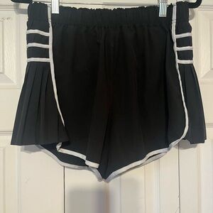 Caracilia flowy pleated  black white shorts women’s Large